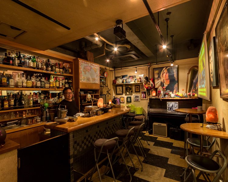 店内の雰囲気の参考にしたのは、ロンドン・アールズコートにある老舗パブ『トルバドール』だというこだわり。