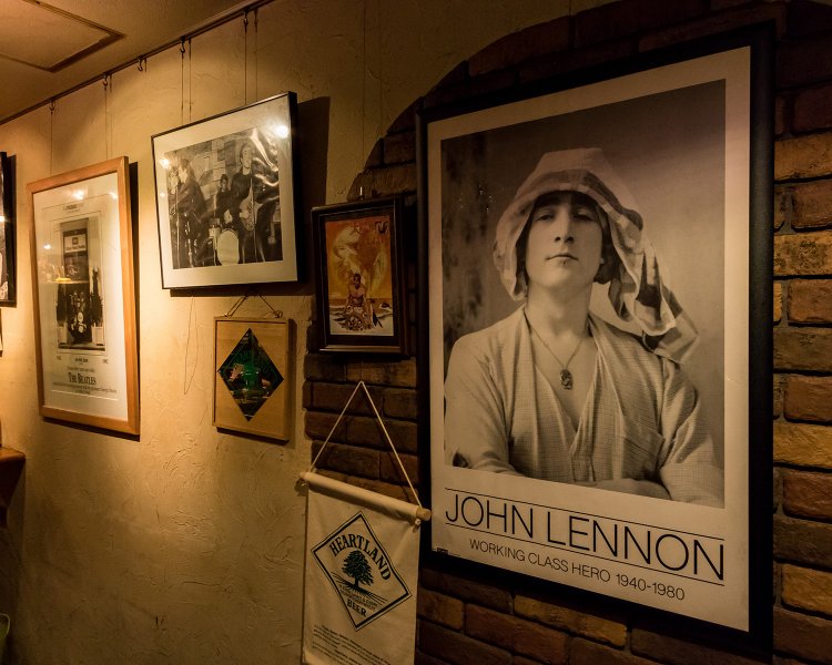 店名に由来して、ジョン・レノンのソロやジョンがメインに映るポスターが飾られている店内。なかでもこのポスター（写真右）は貴重だそう。