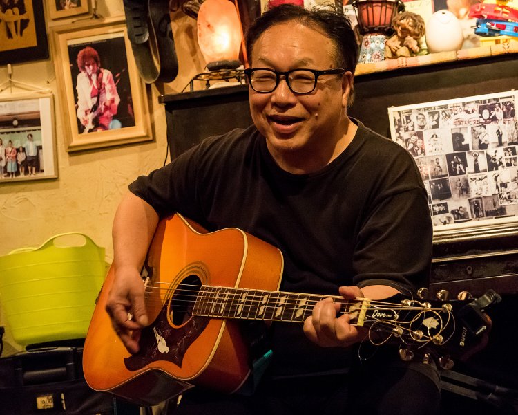 米田さんは、かつてリヴァプール『キャヴァーン・クラブ』のステージに立ったこともある実力者。毎週水曜のセッションデーに加わることもある。