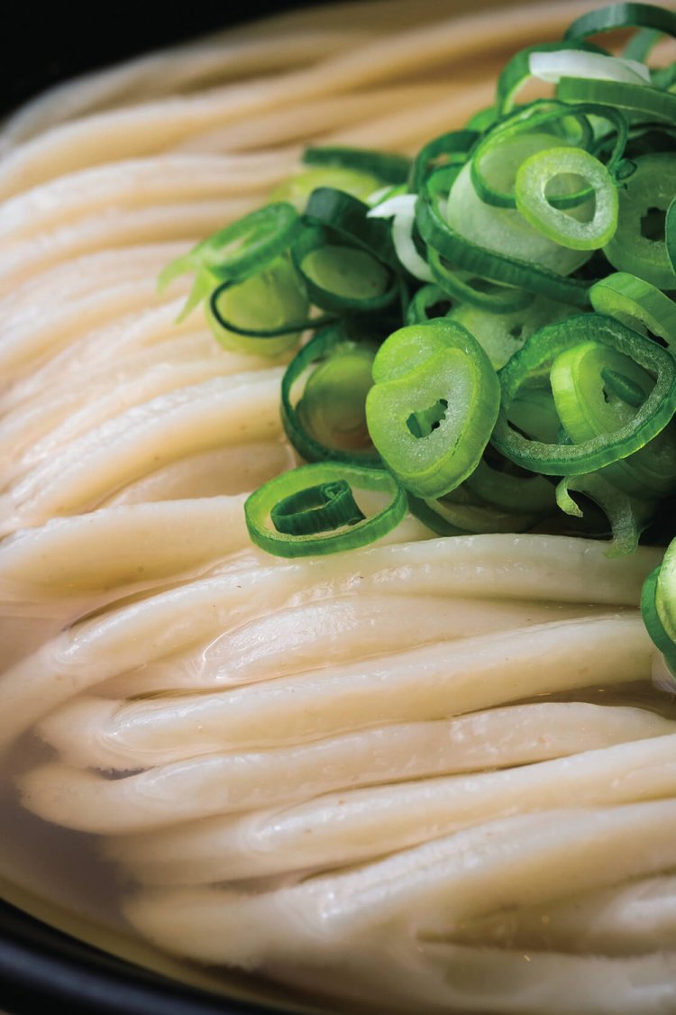 粉は日清製粉の丸香特雀に製粉方法の異なるさぬきの夢3種をブレンド。麺肌は淡黄で15周麺はよりやさしい喉越しの印象。