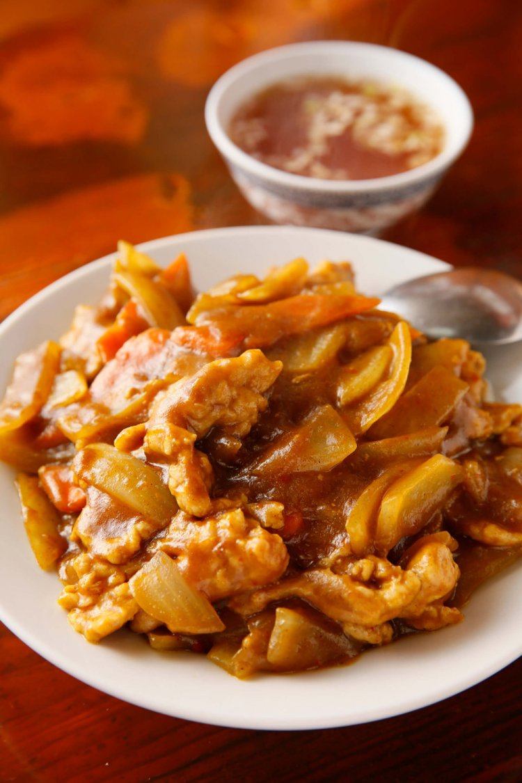 カレーをはじめ、強火で仕上げる料理の数々は絶品で、なじみ客も多い。