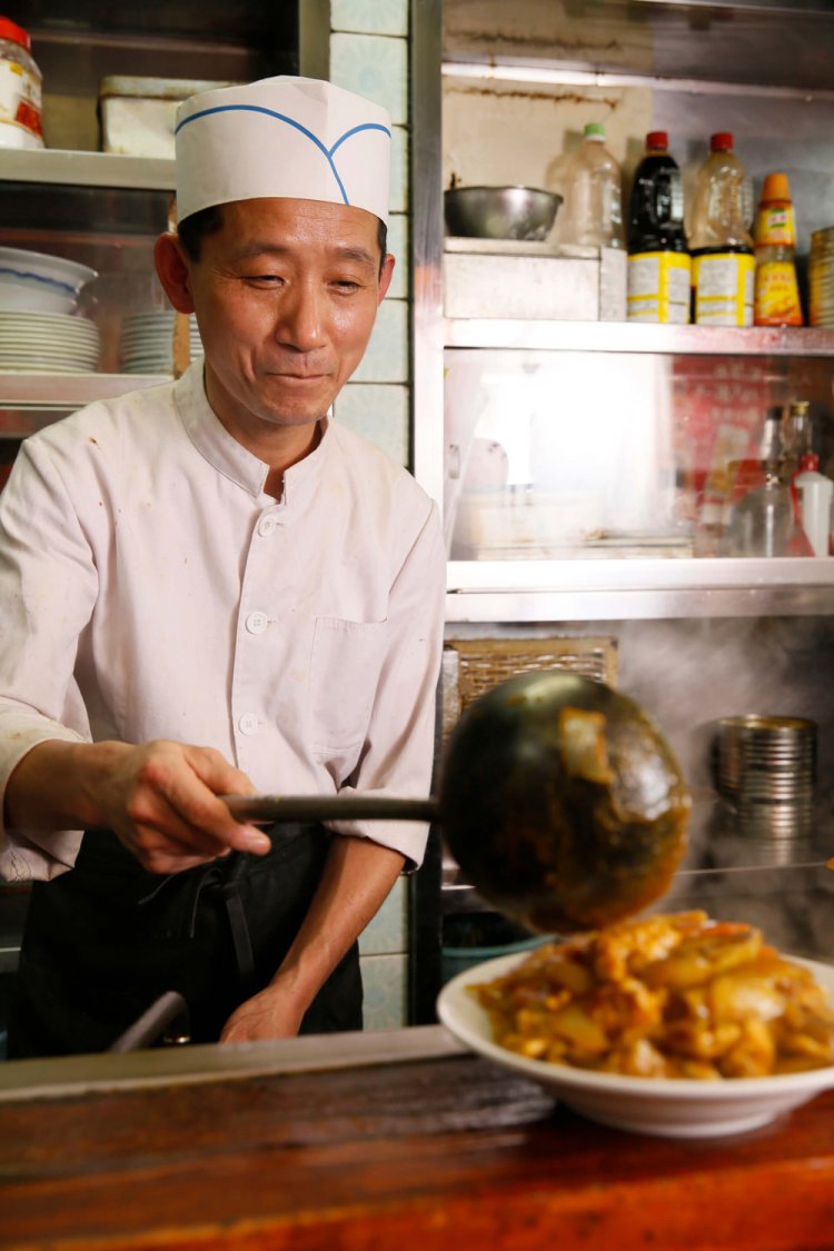 中国のホテルでも働いていたスタッフの銭宏（センホン）さん。カレーライスのほか、カレーがのったカレーラーメン840円もある。