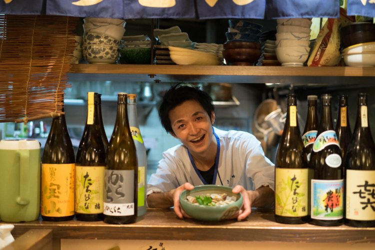 「あさりうどんのほかに、やや濃いめのつゆと鴨の脂の旨味が相性抜群の鴨なんばん972円もぜひ」。