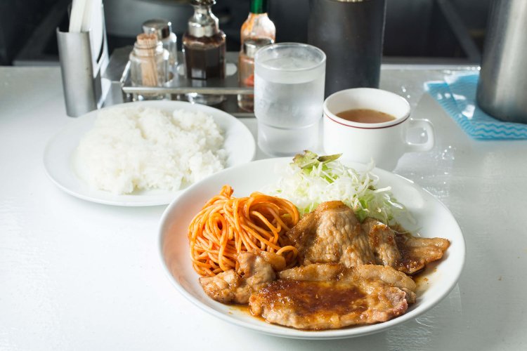 しょうが焼き850円はライスとスープもセットで大変にお得。付け合わせのナポリタンもうまい。