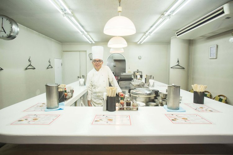 コの字形のカウンター。これぞカレースタンド。