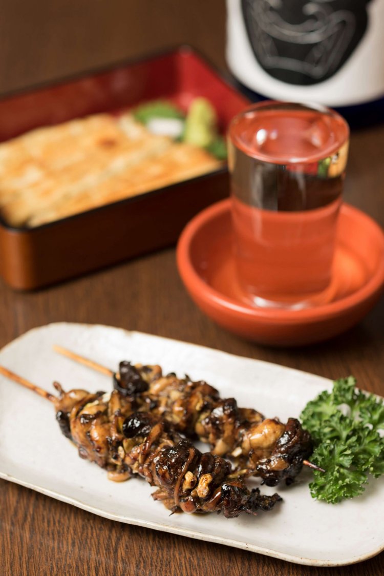 肝焼き800円、酒を振ってあぶる白焼き2800円は、ワサビか塩で。貴之さんにちなんで「貴」など銘酒が揃う。日本酒800円。