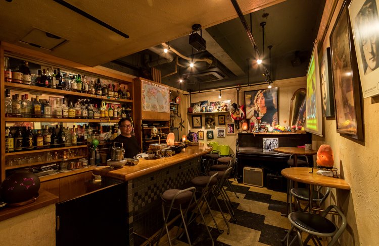 気さくなマスターとのおしゃべりに花が咲く『高田馬場 Rock Bar GLASS ONION』