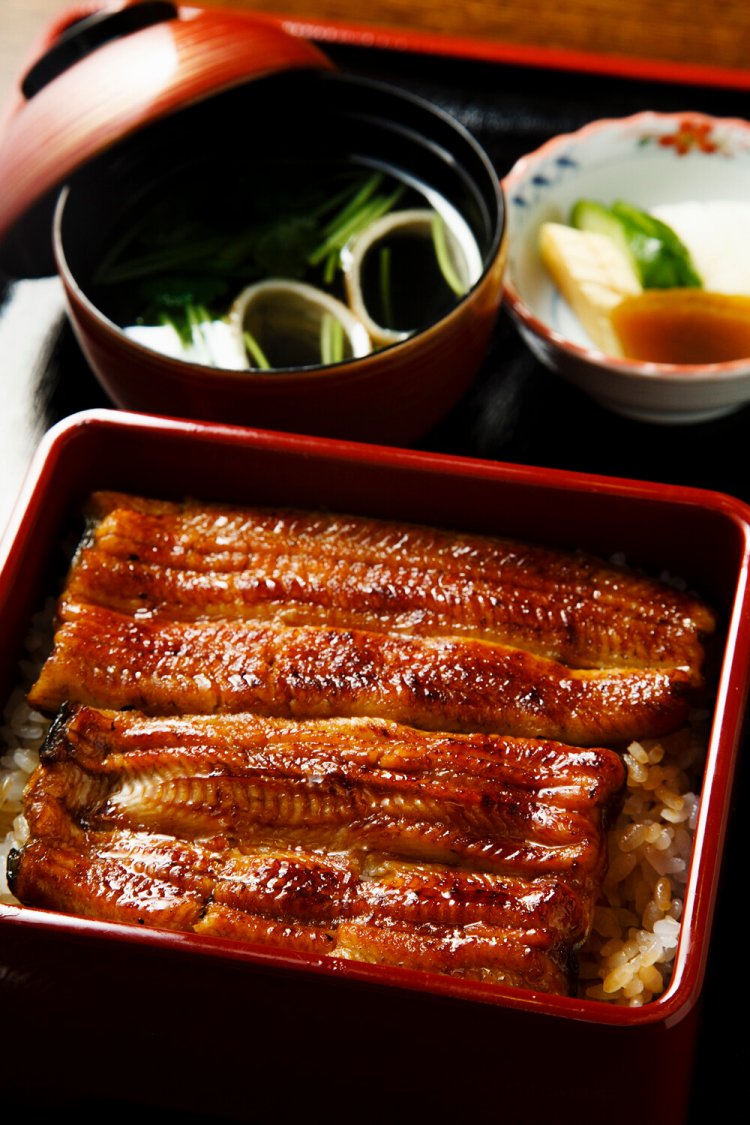 うな重（中）5000円。きも吸い、お新香付き。