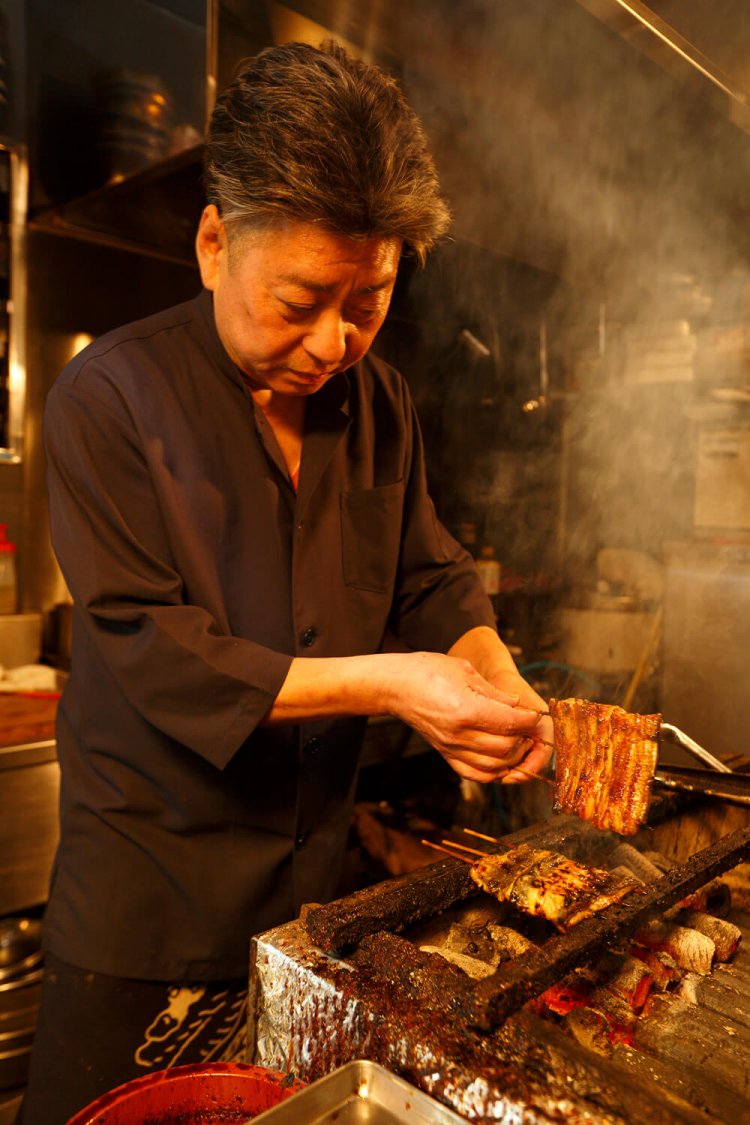 「焼きは一生」と語る関さん。常に眼差しは真剣。