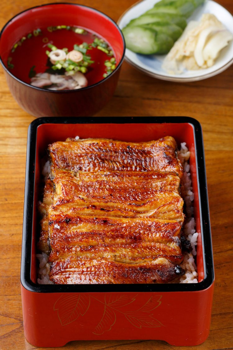 うな重（上）5280円～。