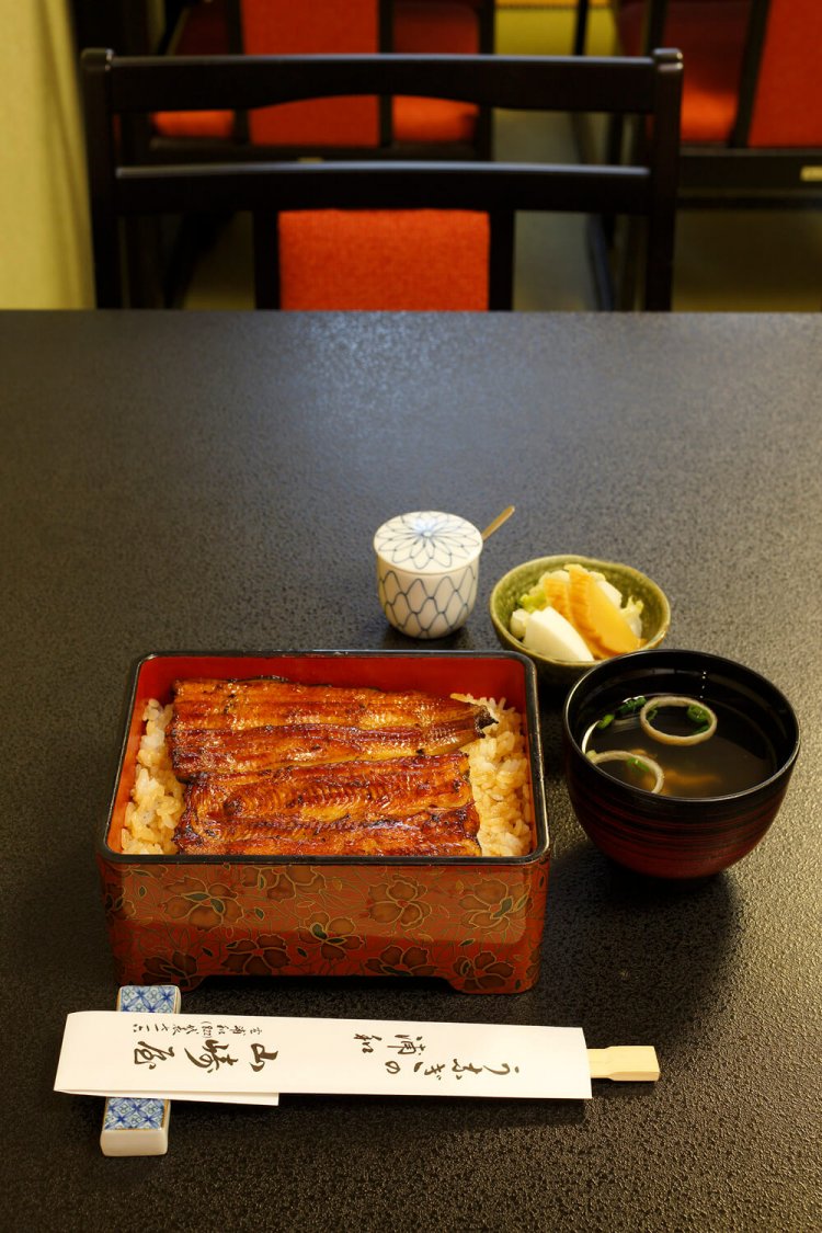 うな重（上）3850円。肝吸い・お新香付き。