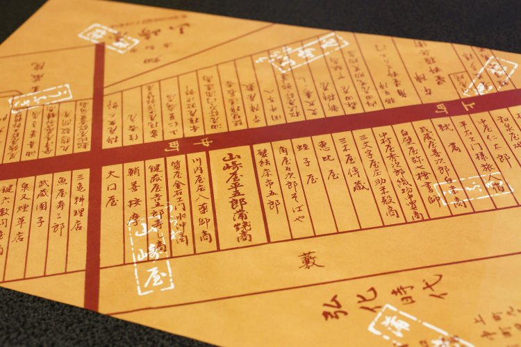 江戸時代の古地図を模した包装紙。