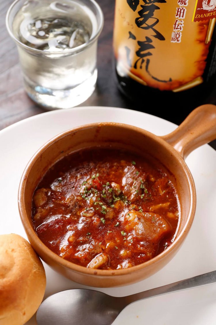 牛すじのデミグラス煮込み（パン付き）1000円には暖流・熟成古酒600円をロックで。