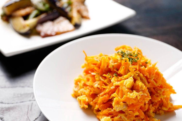 にんじんシリシリ500円、小野さんが育てた季節野菜を使った料理も。