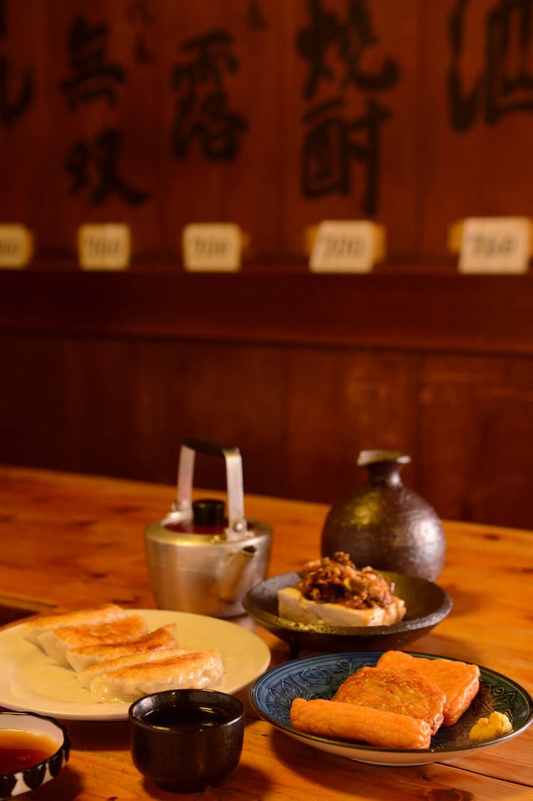 さつま無双770円など。上海に留学経験をもつ初代が品書きに加えた炒豆腐660円もおすすめ。