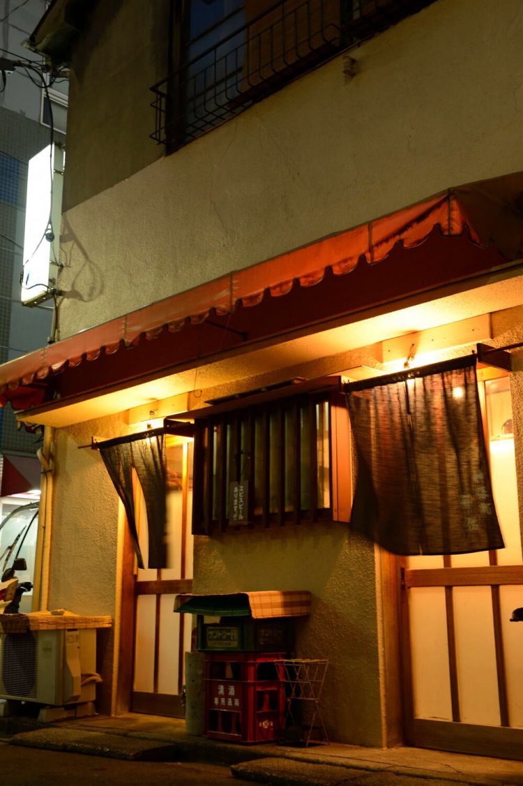 カウンター10席の小さな店。