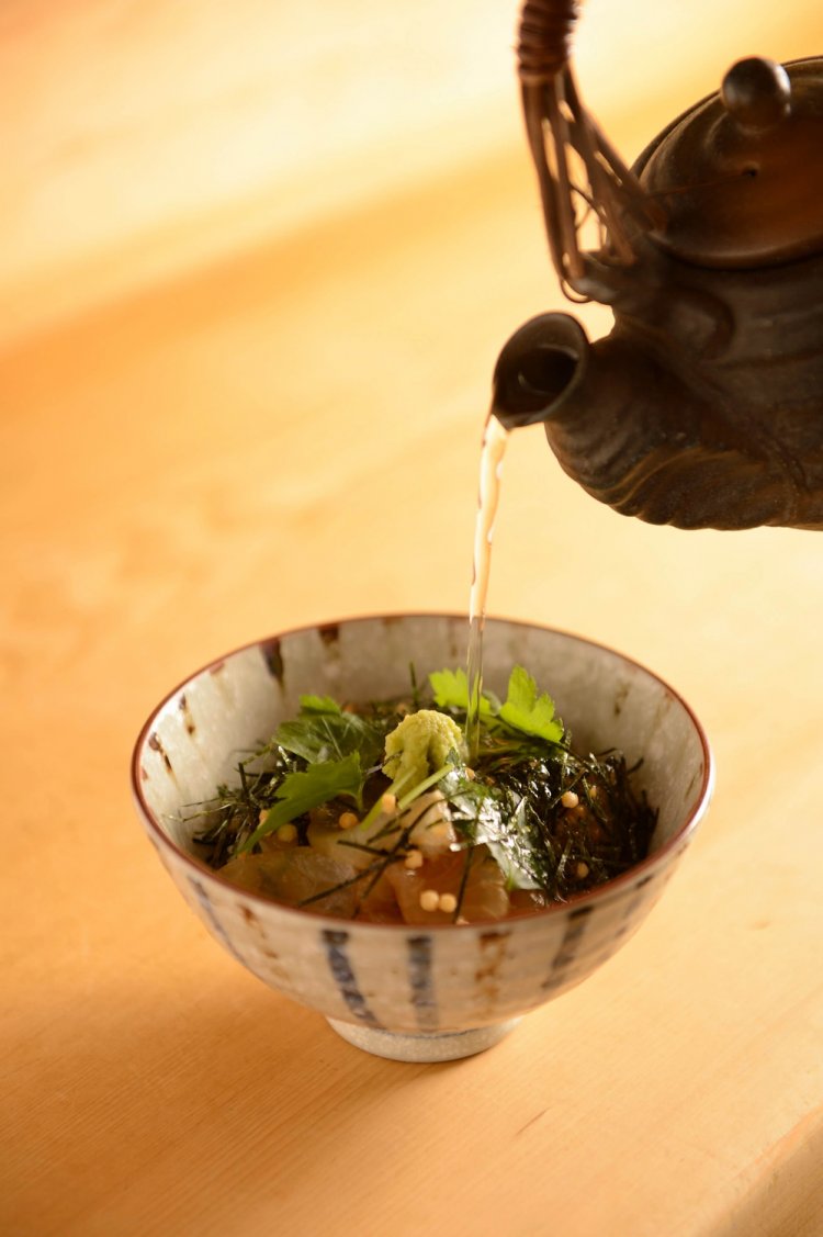 4鯛茶漬けは、最初は刺し身で、ご飯が半分ほどになったら煎茶を注いでお茶漬けで。