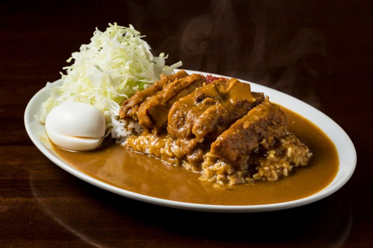 お客さんの８割が頼むカツカレー800円。ゆで卵は別途50円。