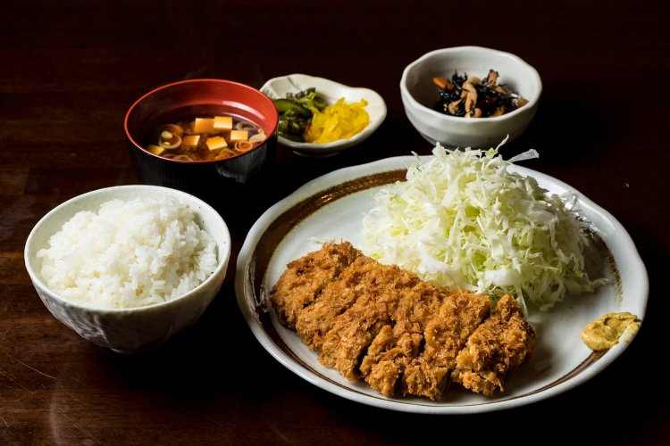カレー以外にロースカツ定食950円なども。