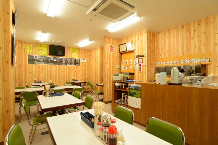 1967年創業。2016年のリニューアル時には、再開を待ち望んだ常連が行列を作った。家族連れや、作家・山本一力の舌もうならせている。