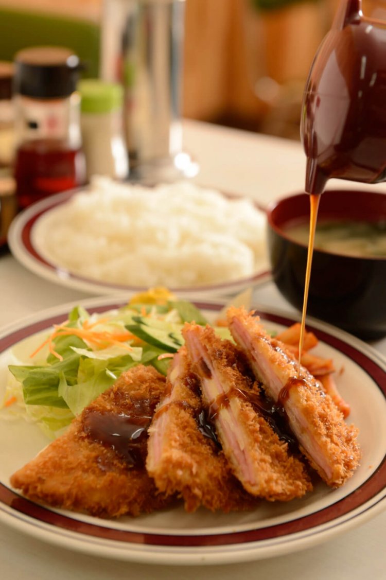 ハムカツライス（チーズ入り）710円。
