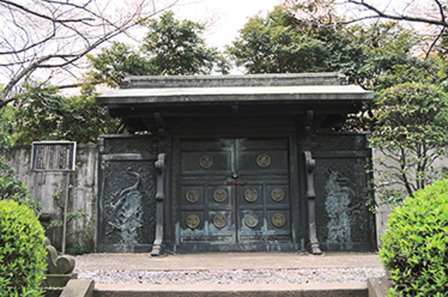 本堂裏には徳川家将軍などが眠る徳川家墓所がある