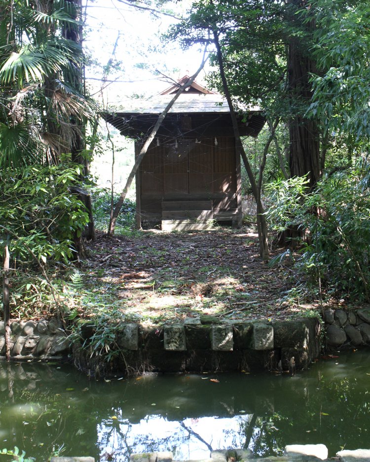上の池の中島に立つ市杵嶋神社。例祭日の4月8日だけ橋が架かる。