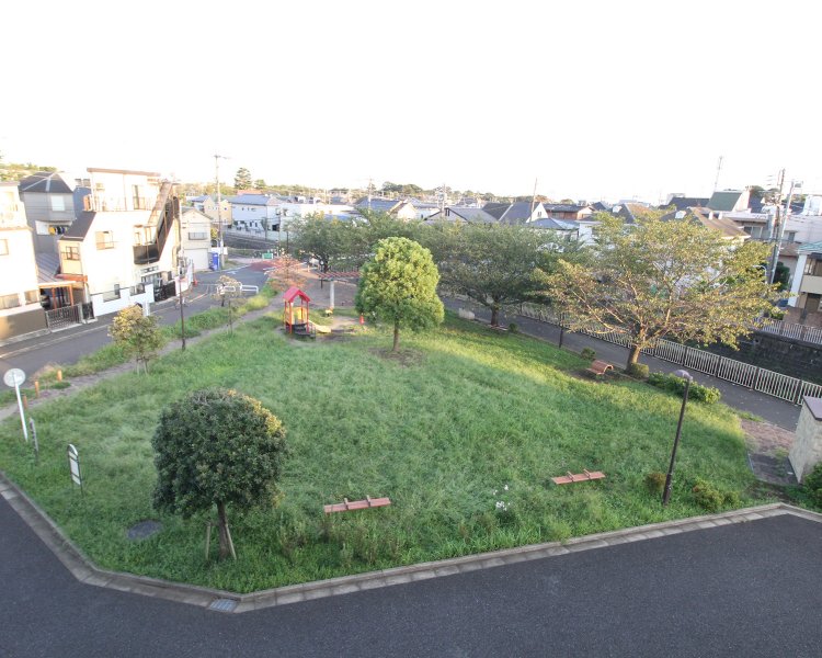 松渓橋公園。上から見ると不思議な台形。川の氾濫跡か杉並区に聞くと「それは不明だが、公園の場所まで昔は川幅があった」そう。