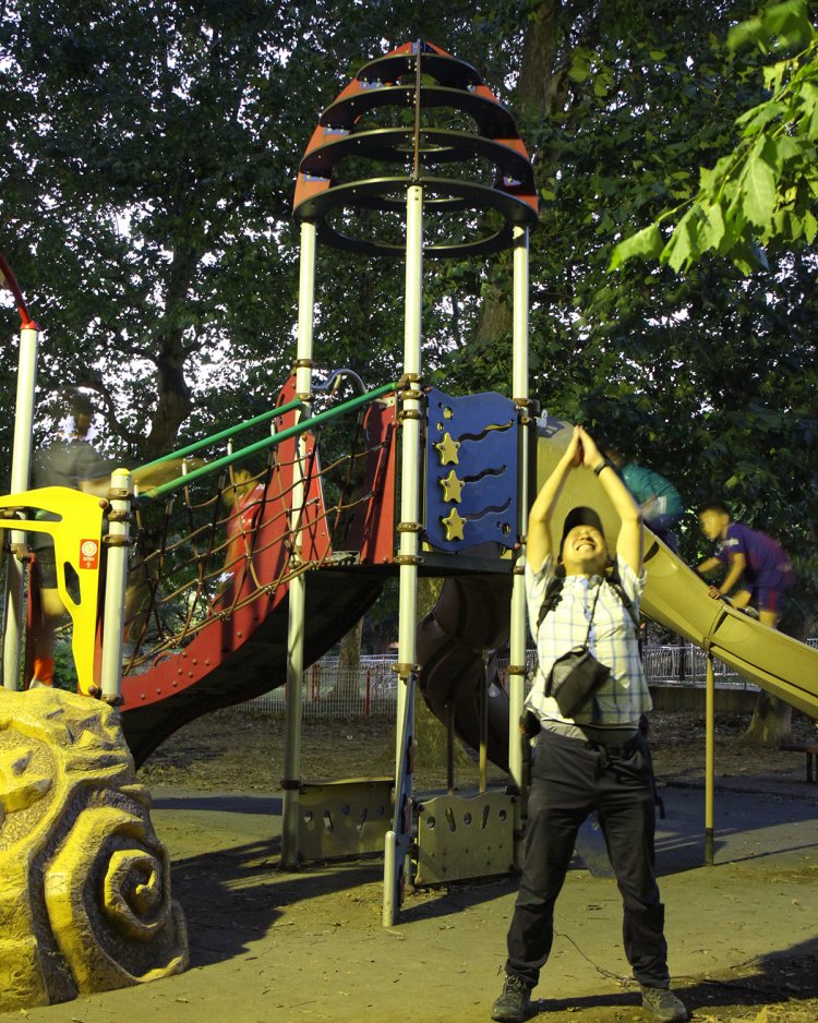 ロケット公園（善福寺川緑地）。杉並区は国産ロケット発祥の地。園内にはロケットをモチーフとした遊具が。子供たちの目を気にせず、歓喜のロケットポーズ！