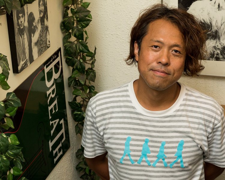 若い頃から音楽に熱を入れた店長、諸橋賢さん。「裏方でもいいから音楽に関わる仕事をしたかった」と話す。