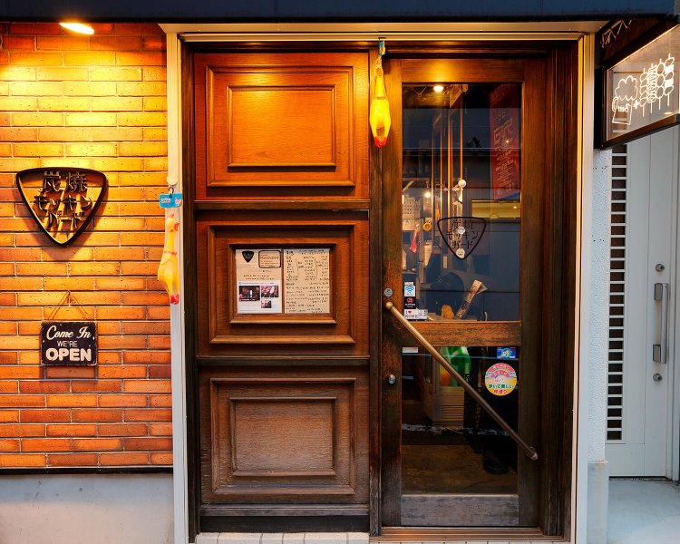 ライブハウス風の外観で、ロゴはピックの形だ。