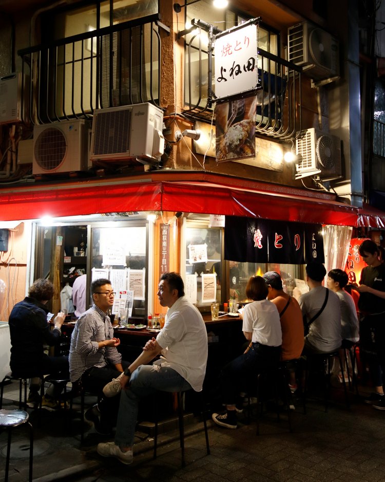 左から牛すじと大根の煮込み380円、つくね・目玉焼き付き350円。奥は鶏レバー150円、なん こつ250円、正肉180円、鶏皮串150円、砂肝160円。生ビール550円。