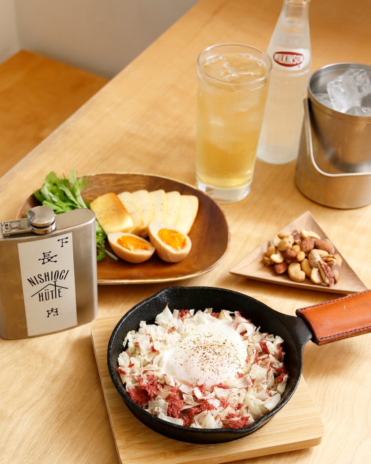 コンビーフエッグ490円、燻製たまご300円、燻製チーズ450円、燻製ナッツ400円。角瓶スキットルマイボトル1800円、炭酸瓶150円、氷100円。