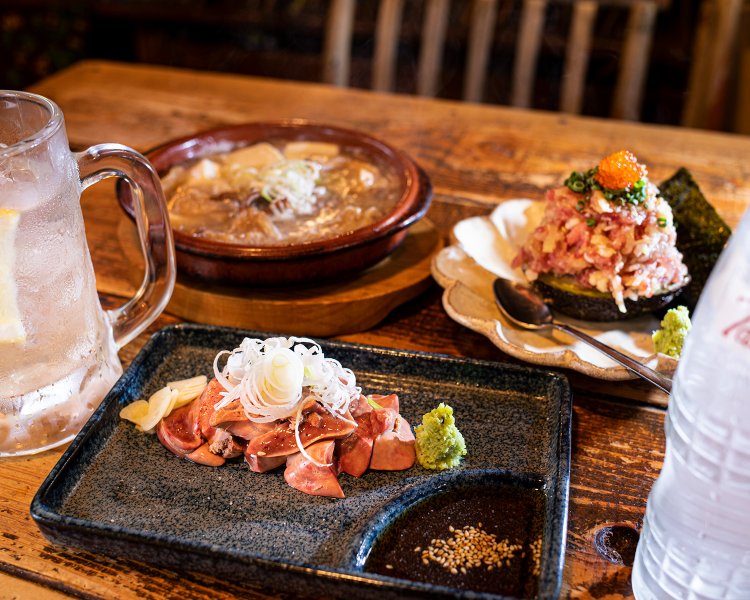 手前から時計回りに、鶏白レバー刺し300円、自家製レモンサワー450 円、中は300 円。塩もつ煮込み580円、トロタクアボカドネギトロ盛り780円。