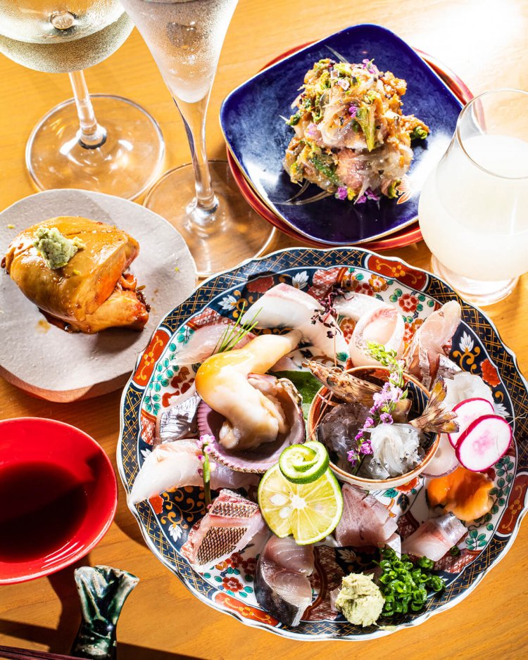 釣り魚を盛り付けた刺盛は1600円。赤酢あん肝680円（左）、海鮮とふきのとうのなめろう680円（奥）。日本酒は750円～。