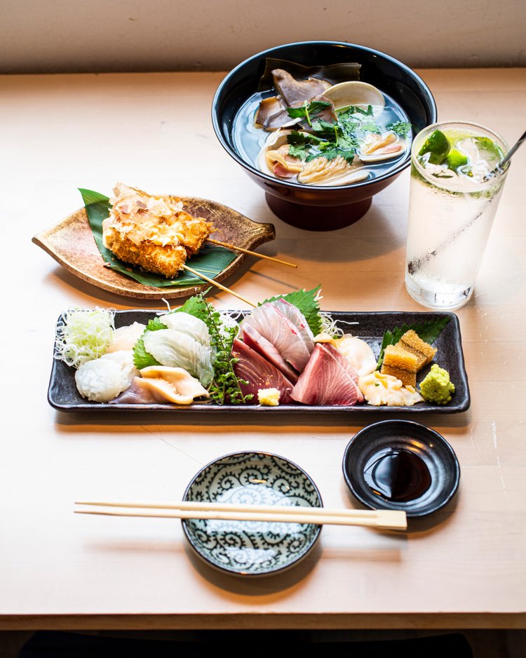 刺し身盛り2400円～、子持ち昆布の串揚げタルタル700円、ハマグリとクロアワビ茸の酒蒸し1250円、すだちサワー500円。さつまあげ550円も絶品とか。