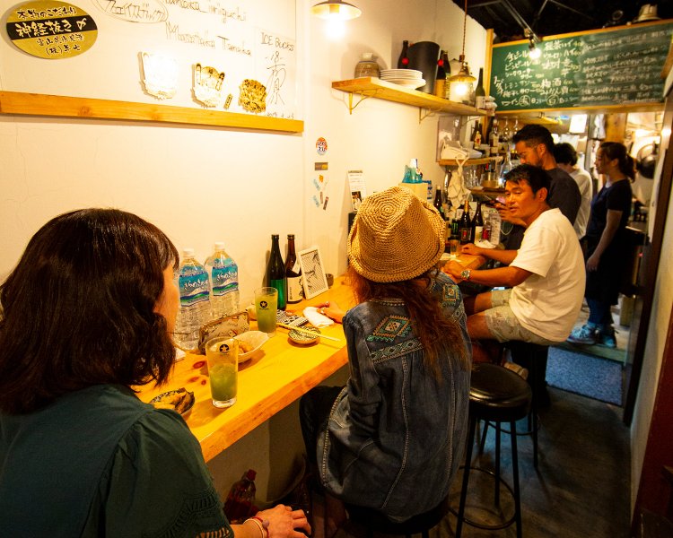 1階がカウンター、2階はテーブル席。