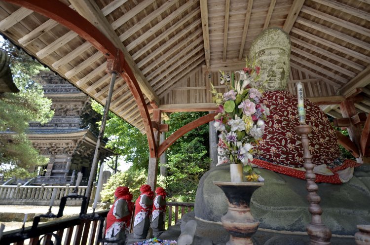 アーチの補強が入った弥勒堂。五重塔は日本唯一の魚鱗一切供養塔。