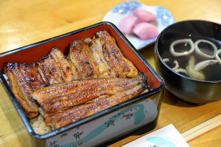 うな重(竹)4450円。カウンターで一献傾け、常連客と語らいたい。