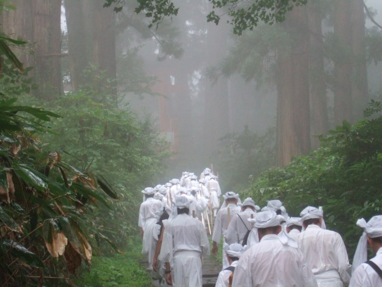 白装束を身に纏い、俗界から離れて山伏の修行の一端が体験できる。