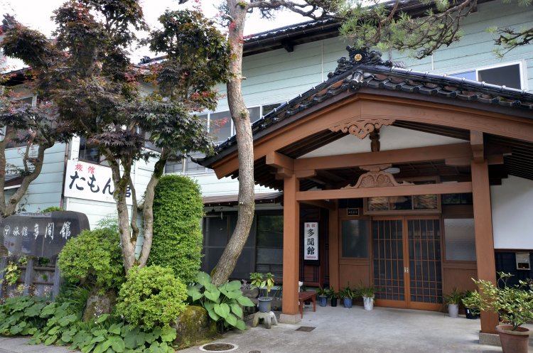 宿坊街入り口に立つ。最盛期は羽黒山麓に330の宿坊があったとか。