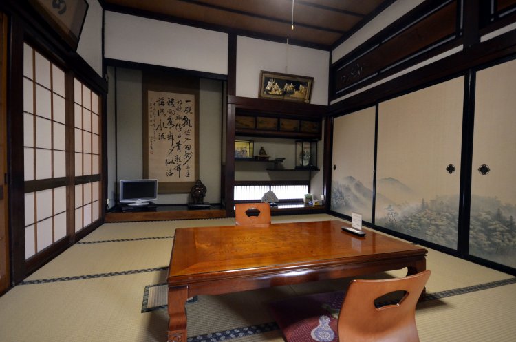 建物は大正末期築。講中から個人客に変わっても温かな接待は不変。