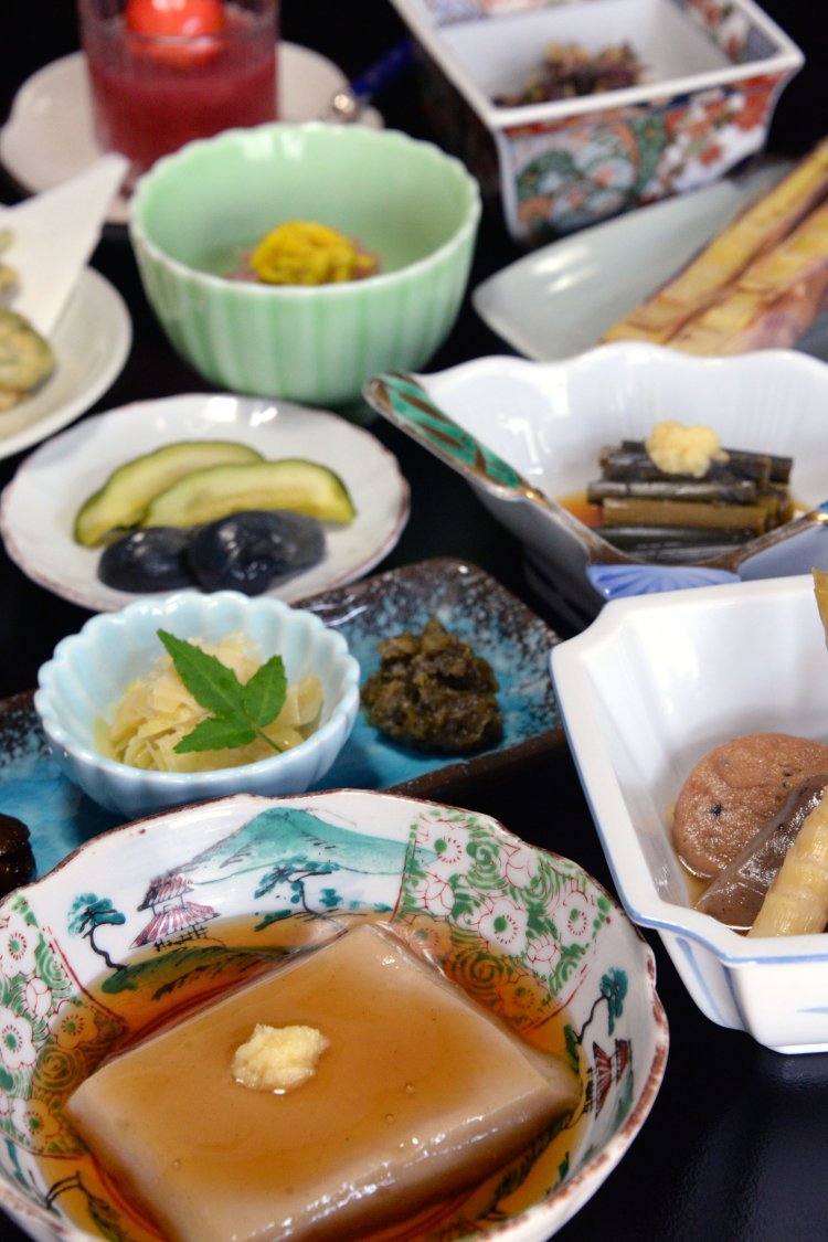 胡麻豆腐のあんかけほか10品ほど。山の恵みを自然に感謝していただく。