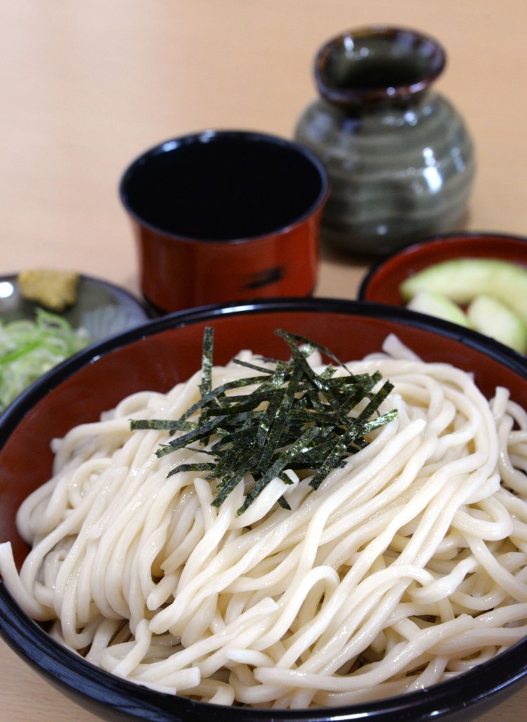 ざる麦切り６９０円。初夏の漬物はメロン子(摘果メロン)だった。