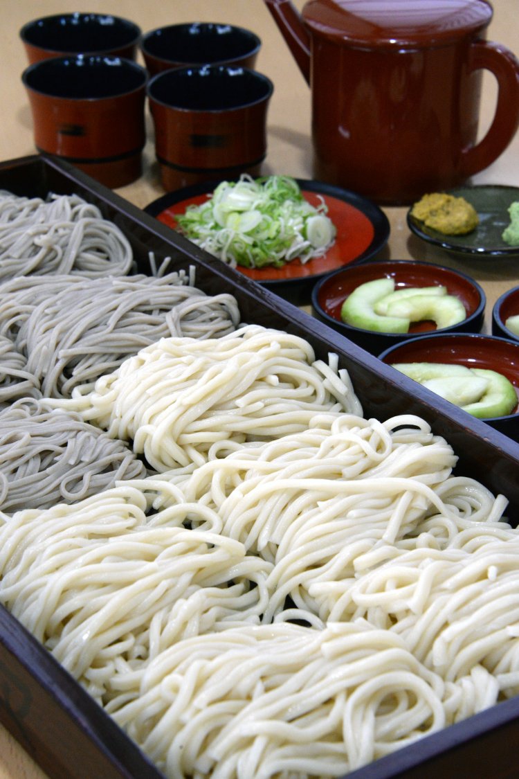 麦切り・生そば４人前３１５０円。２人前以上は山形らしく板そば式。