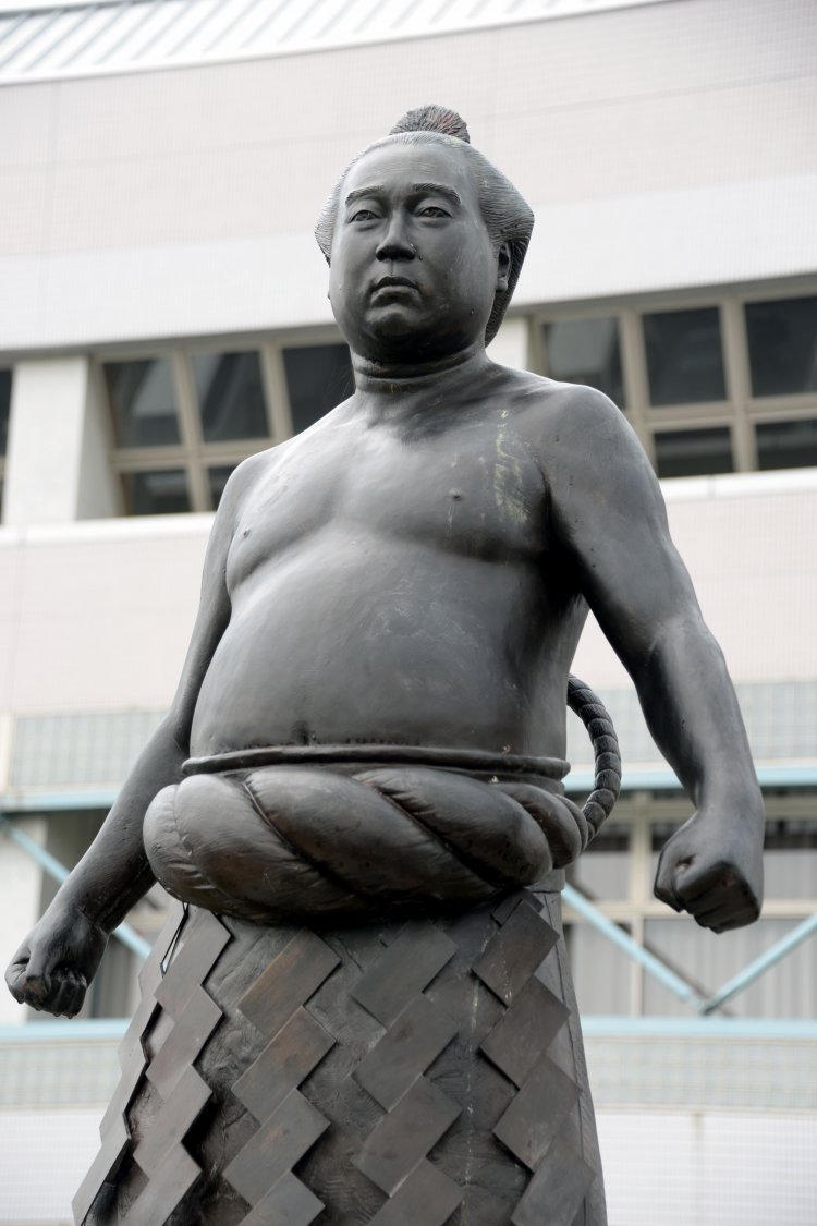 櫛引地区にある『横綱柏戸記念館』(無料。９～17時、無休)に立つ像。
