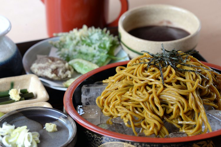 1日限定40食のとちの実そば1100円。色と豊かな風味に驚かされる。