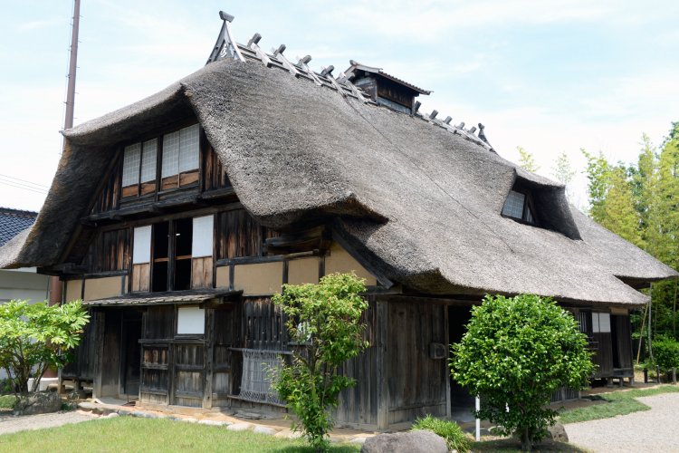 湯殿山麓の田麦俣から移築された茅葺き多層民家(旧渋谷家住宅)。