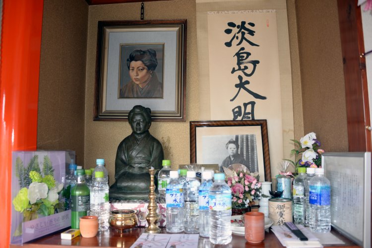 淡島大明神として長南年恵を祀る霊堂。今も祈願する人が絶えない。