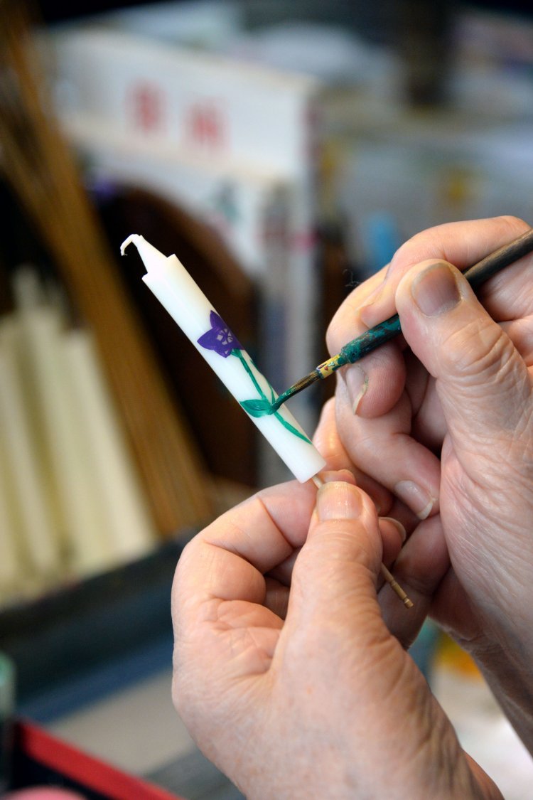 手描きならではの繊細で華やかな色彩模様。絵柄は数十種類ある。